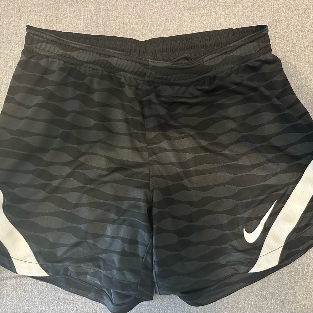 Nike Men's Black and Gray Wave Pattern Shorts